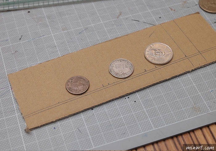 梅問題－《PChome紙箱別丟!!》自製會自動分辨1元、 5元、10元、50元的零錢收納盒