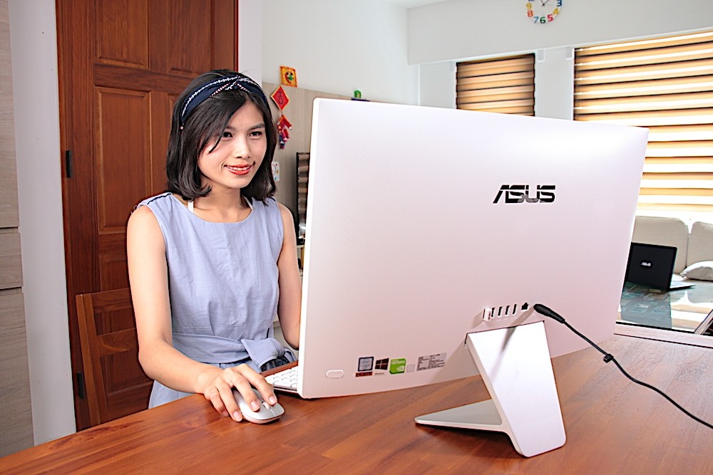 ASUS Vivo AiO V241IC 動手玩 簡約優雅 2mm 極窄邊框 88% 螢幕屏佔比 無邊視野
