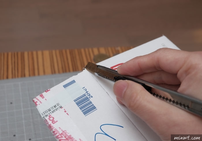 梅問題－《PChome紙箱別丟!!》自製會自動分辨1元、 5元、10元、50元的零錢收納盒