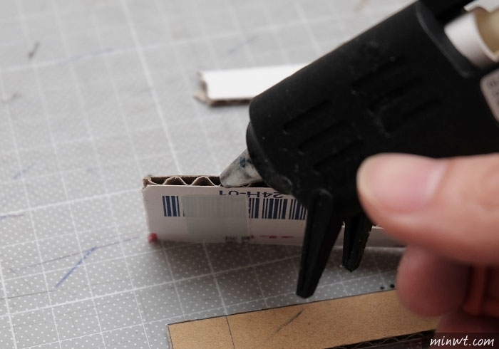 梅問題－《PChome紙箱別丟!!》自製會自動分辨1元、 5元、10元、50元的零錢收納盒