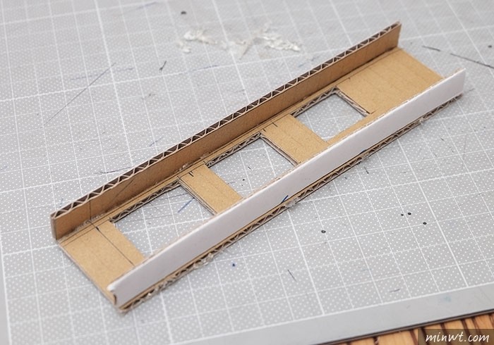 梅問題－《PChome紙箱別丟!!》自製會自動分辨1元、 5元、10元、50元的零錢收納盒