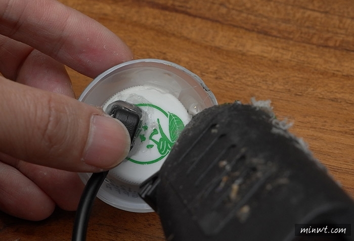 梅問題－《喝完的養樂多別丟!!》自製HTC RE迷你攝錄影機充電腳架二用座