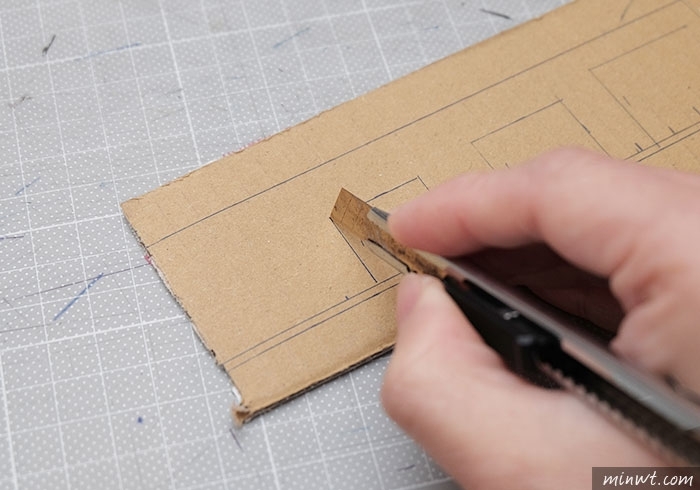 梅問題－《PChome紙箱別丟!!》自製會自動分辨1元、 5元、10元、50元的零錢收納盒