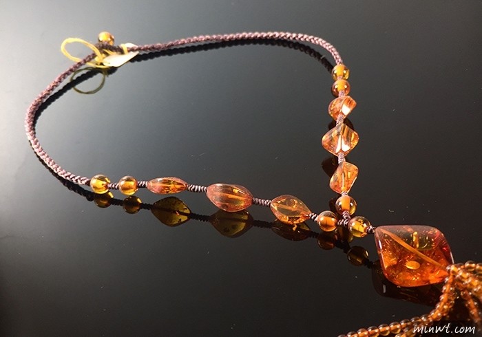 梅問題-「手機商品攝影-14」實拍透黃琥珀項鍊