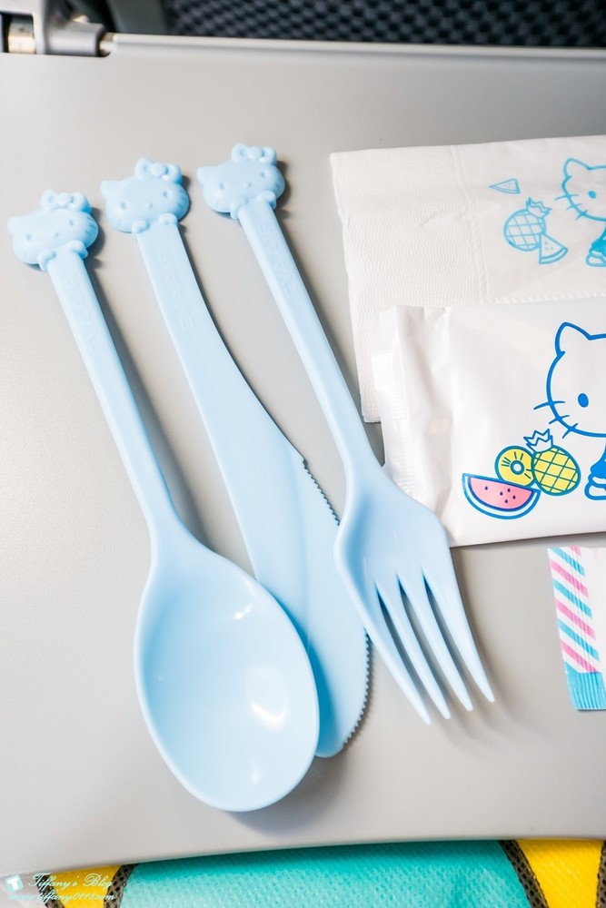 [大阪自由行]Hello Kitty彩繪機初體驗/機內用品介紹及航班資訊