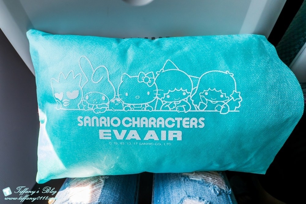 [大阪自由行]Hello Kitty彩繪機初體驗/機內用品介紹及航班資訊