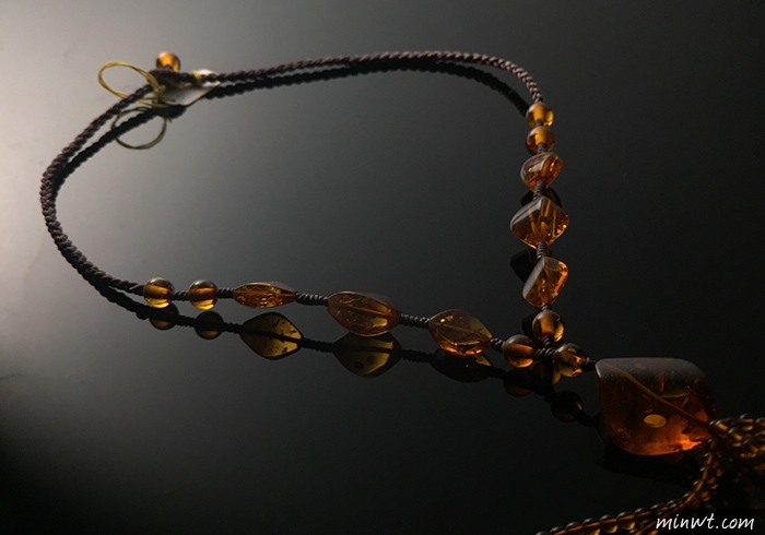 梅問題-「手機商品攝影-14」實拍透黃琥珀項鍊