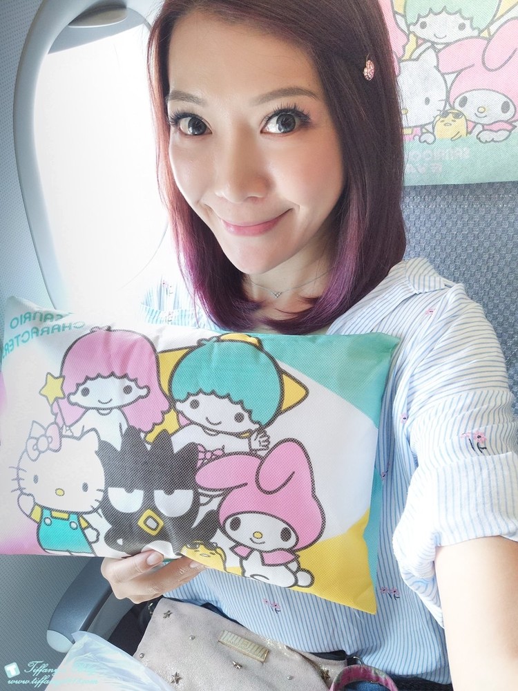[大阪自由行]Hello Kitty彩繪機初體驗/機內用品介紹及航班資訊