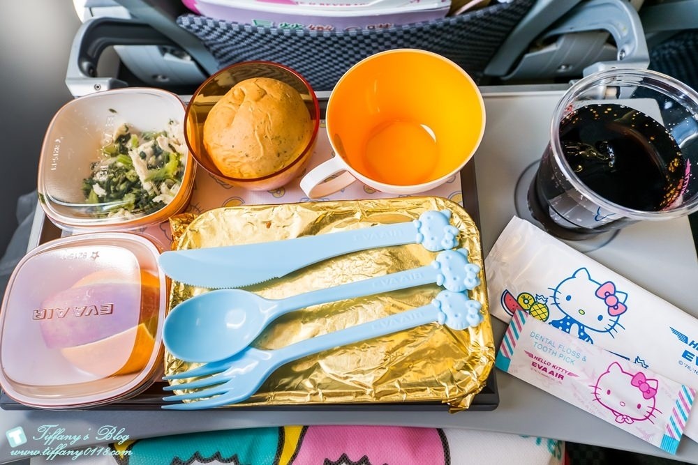 [大阪自由行]Hello Kitty彩繪機初體驗/機內用品介紹及航班資訊