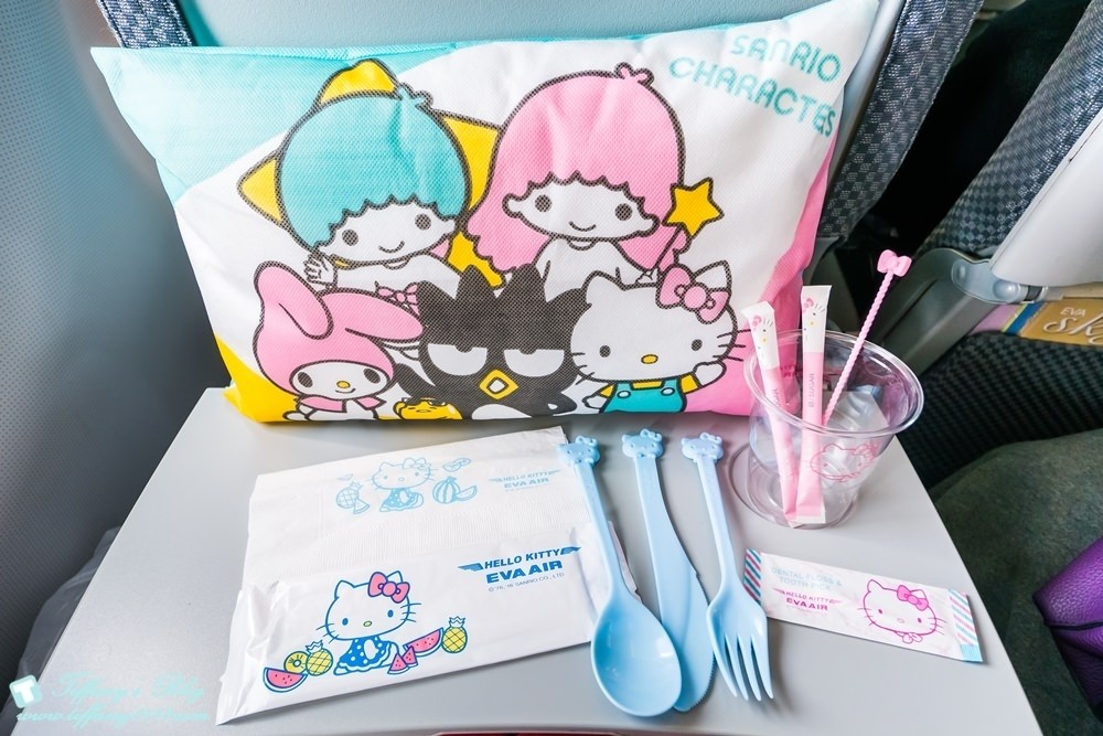 [大阪自由行]Hello Kitty彩繪機初體驗/機內用品介紹及航班資訊
