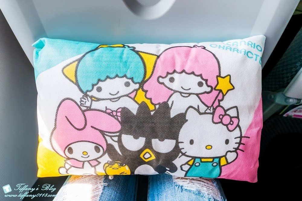 [大阪自由行]Hello Kitty彩繪機初體驗/機內用品介紹及航班資訊