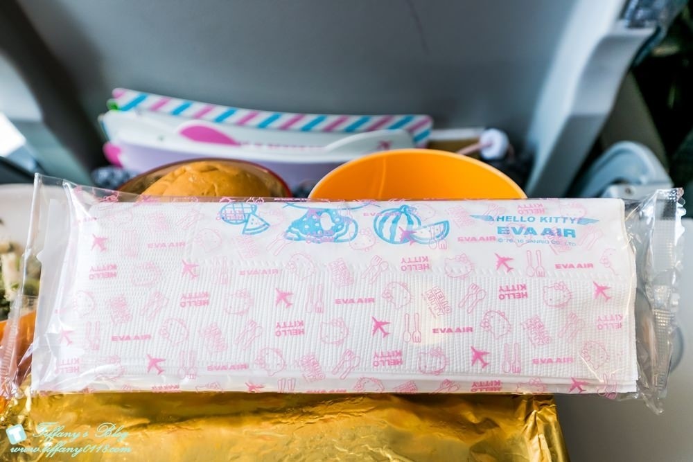 [大阪自由行]Hello Kitty彩繪機初體驗/機內用品介紹及航班資訊