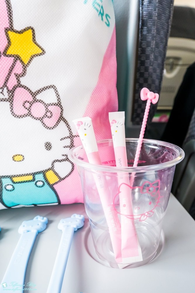 [大阪自由行]Hello Kitty彩繪機初體驗/機內用品介紹及航班資訊