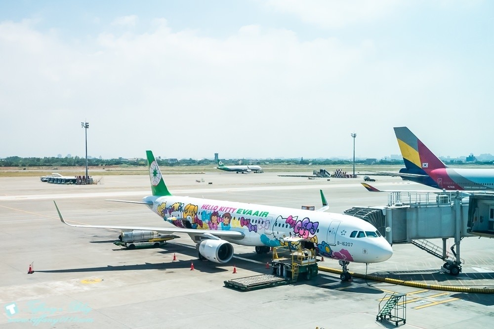 [大阪自由行]Hello Kitty彩繪機初體驗/機內用品介紹及航班資訊