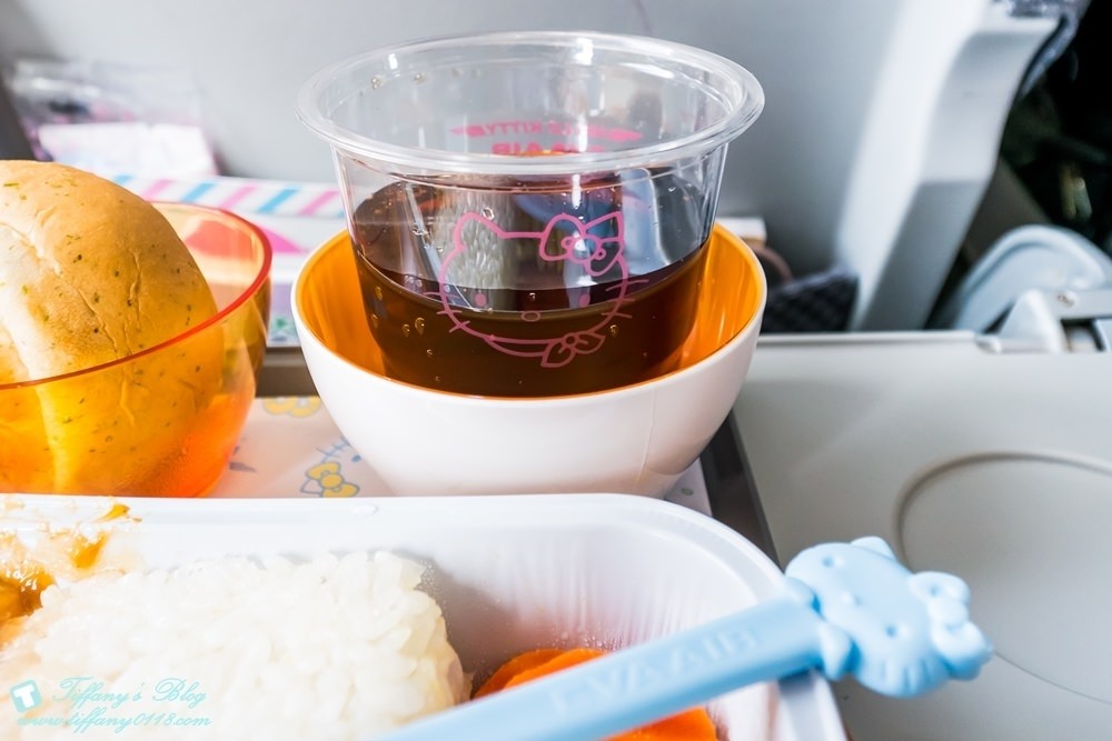 [大阪自由行]Hello Kitty彩繪機初體驗/機內用品介紹及航班資訊