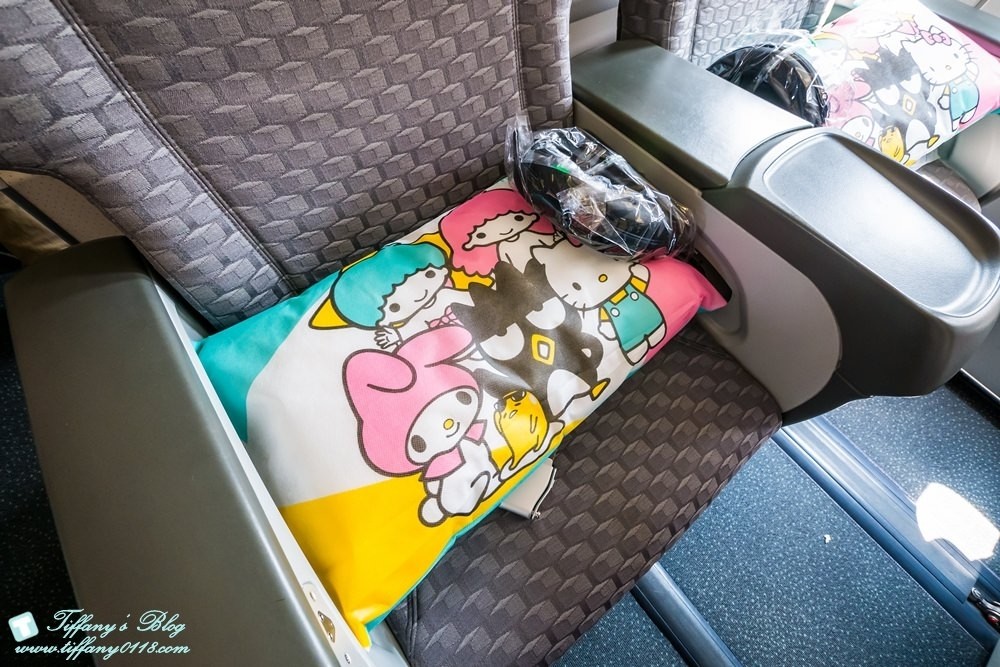 [大阪自由行]Hello Kitty彩繪機初體驗/機內用品介紹及航班資訊