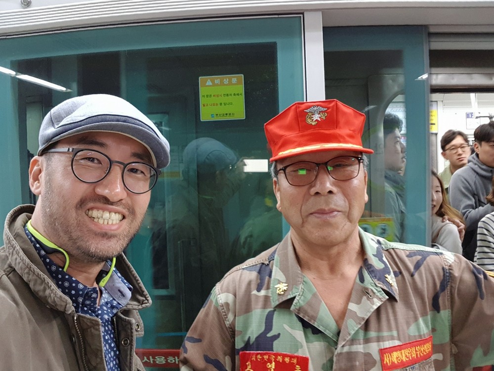 圖像裡可能有2 個人、微笑的人、大家站著和帽子