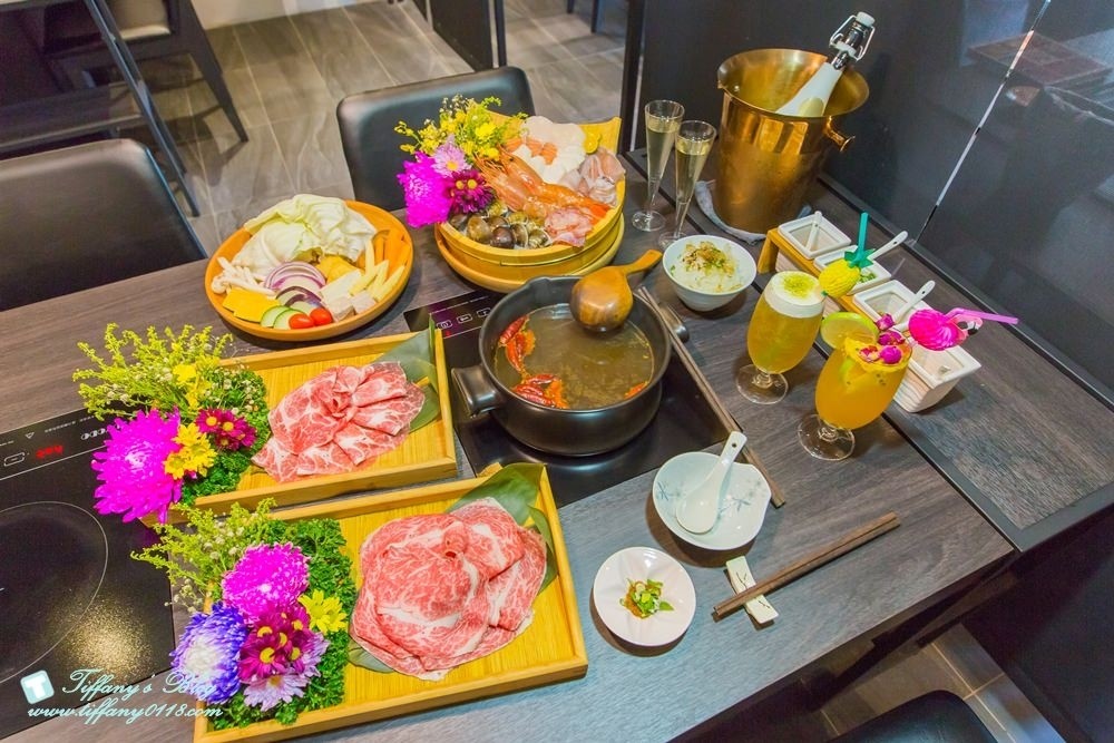 [台中火鍋]鍠樂極上和牛海鮮鍋物/聖誕節套餐限時預定中/台中公益路美食/IG打卡花牆(有免費停車場)