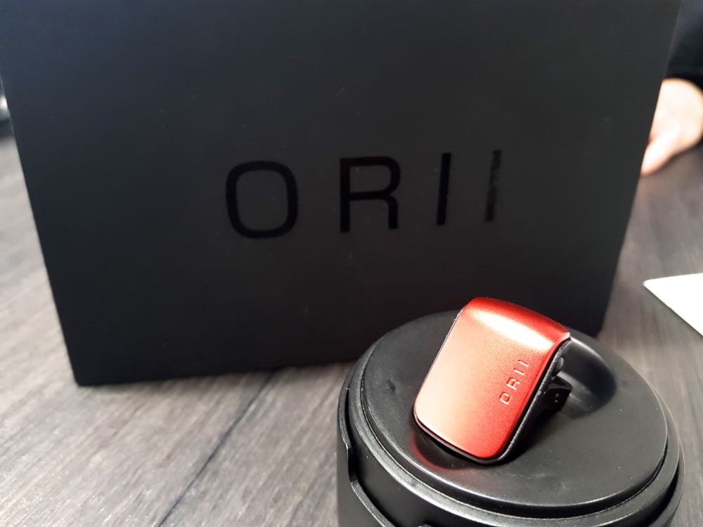 一秒變特務！ORII 骨傳導科技新運用 手指按耳朵就能通話了！