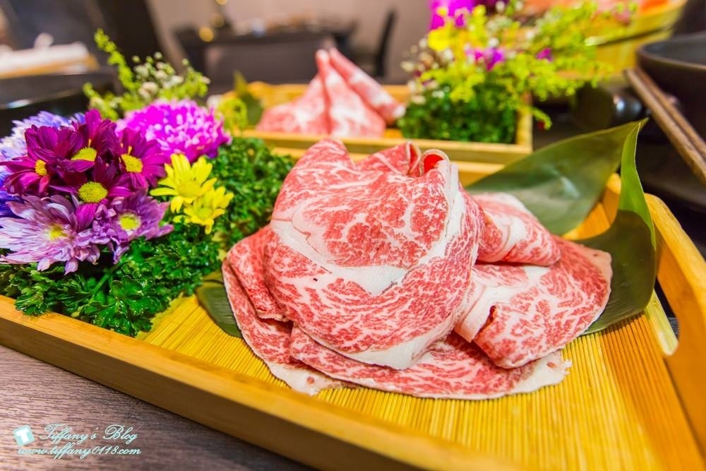 [台中火鍋]鍠樂極上和牛海鮮鍋物/聖誕節套餐限時預定中/台中公益路美食/IG打卡花牆(有免費停車場)