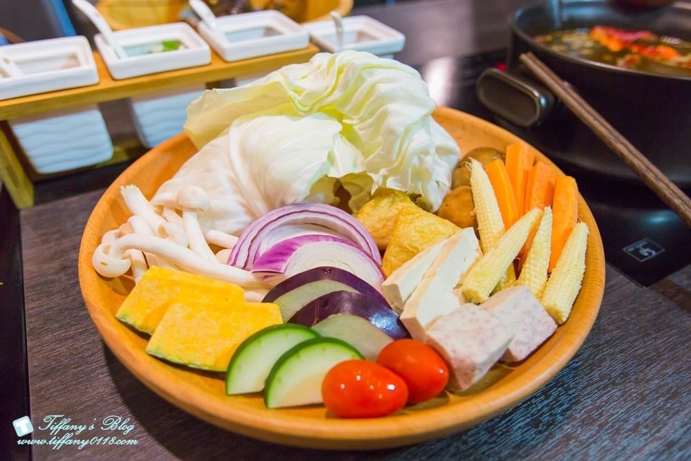 [台中火鍋]鍠樂極上和牛海鮮鍋物/聖誕節套餐限時預定中/台中公益路美食/IG打卡花牆(有免費停車場)