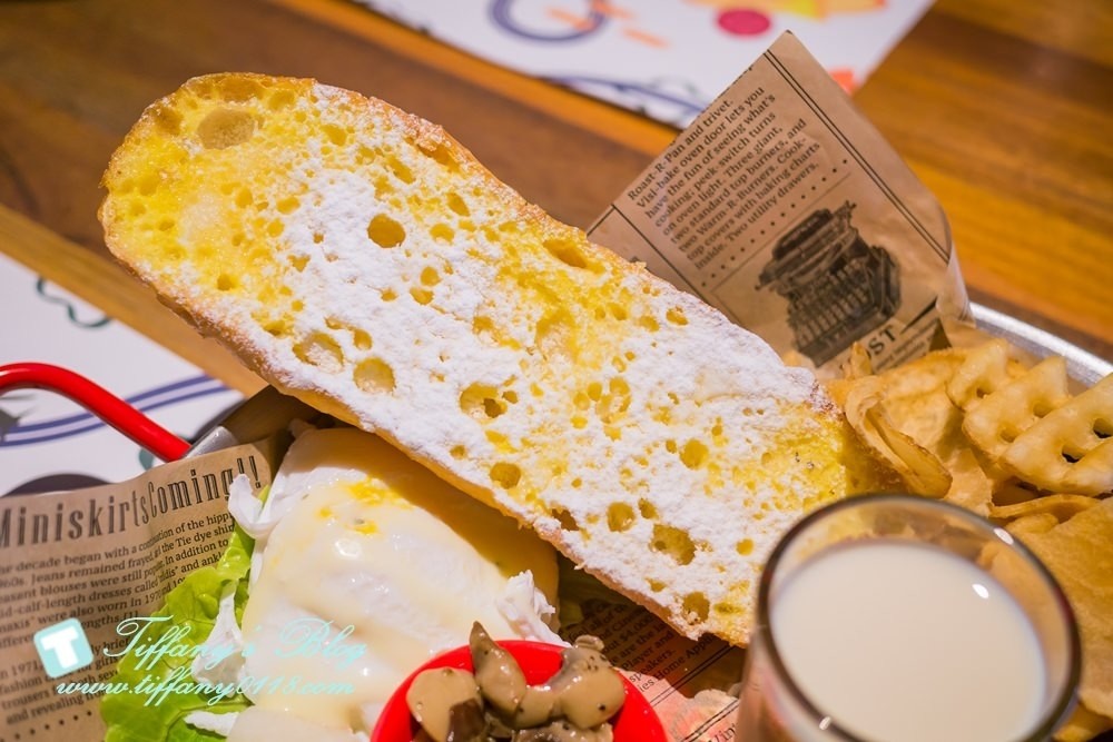 [台中西區美食]披薩工廠-草悟廠/有沙坑的親子餐廳/超豐盛早午餐和比臉大披薩