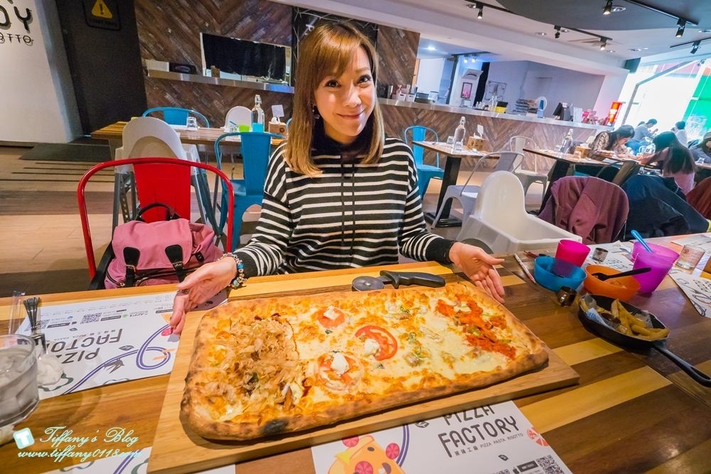 [台中西區美食]披薩工廠-草悟廠/有沙坑的親子餐廳/超豐盛早午餐和比臉大披薩