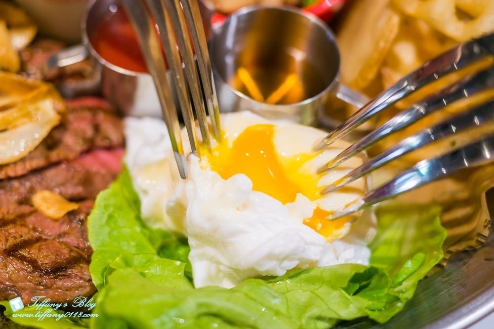 [台中西區美食]披薩工廠-草悟廠/有沙坑的親子餐廳/超豐盛早午餐和比臉大披薩