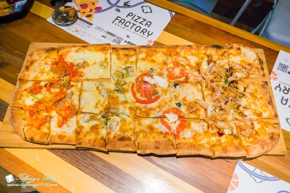 [台中西區美食]披薩工廠-草悟廠/有沙坑的親子餐廳/超豐盛早午餐和比臉大披薩