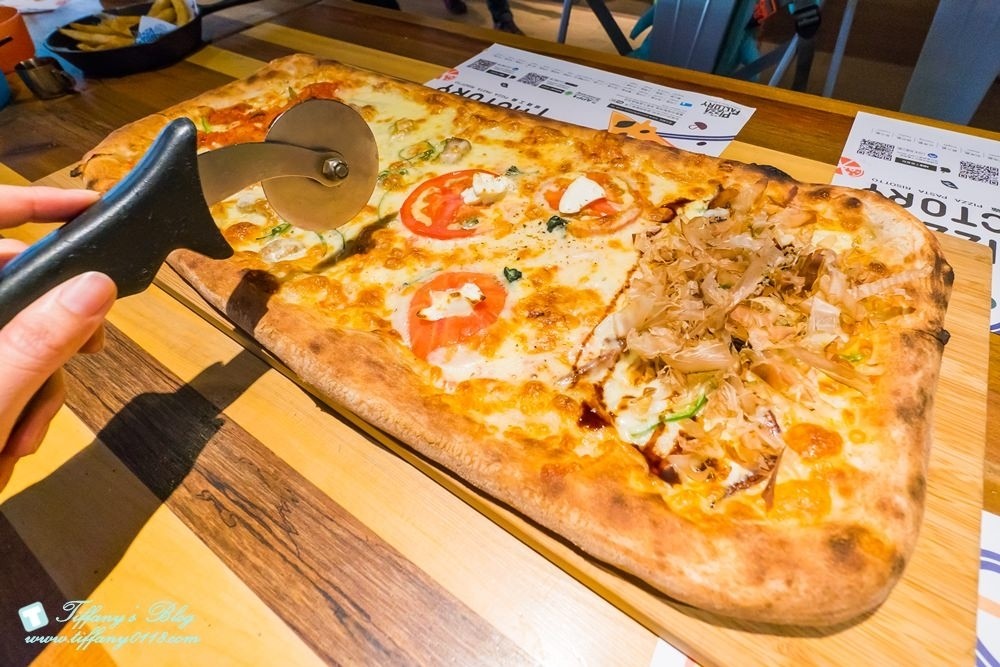 [台中西區美食]披薩工廠-草悟廠/有沙坑的親子餐廳/超豐盛早午餐和比臉大披薩