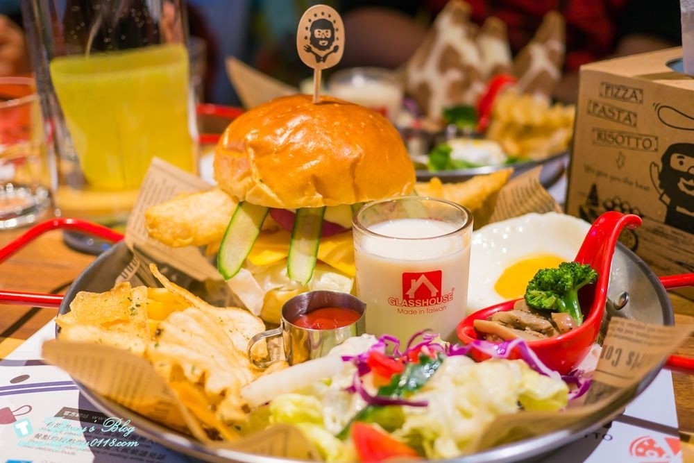 [台中西區美食]披薩工廠-草悟廠/有沙坑的親子餐廳/超豐盛早午餐和比臉大披薩