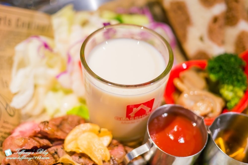 [台中西區美食]披薩工廠-草悟廠/有沙坑的親子餐廳/超豐盛早午餐和比臉大披薩