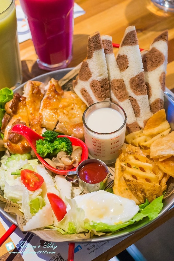 [台中西區美食]披薩工廠-草悟廠/有沙坑的親子餐廳/超豐盛早午餐和比臉大披薩