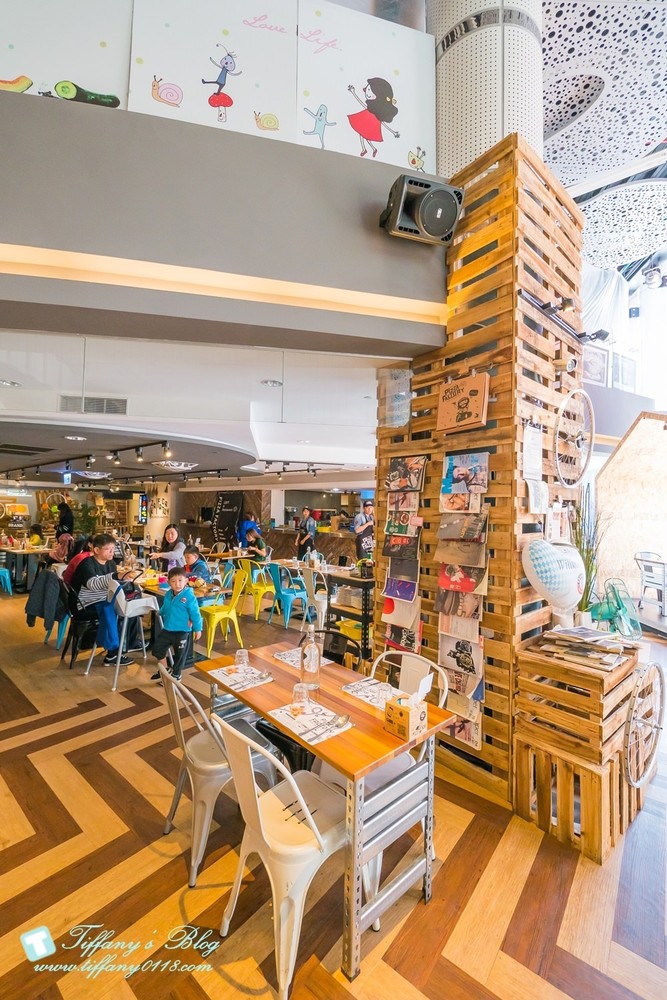 [台中西區美食]披薩工廠-草悟廠/有沙坑的親子餐廳/超豐盛早午餐和比臉大披薩