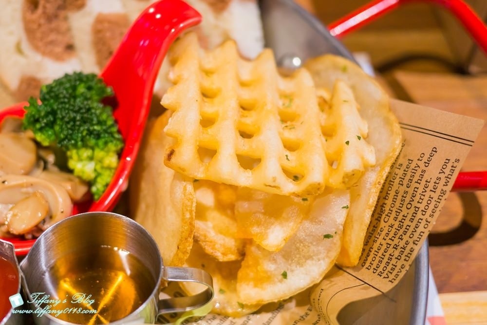 [台中西區美食]披薩工廠-草悟廠/有沙坑的親子餐廳/超豐盛早午餐和比臉大披薩