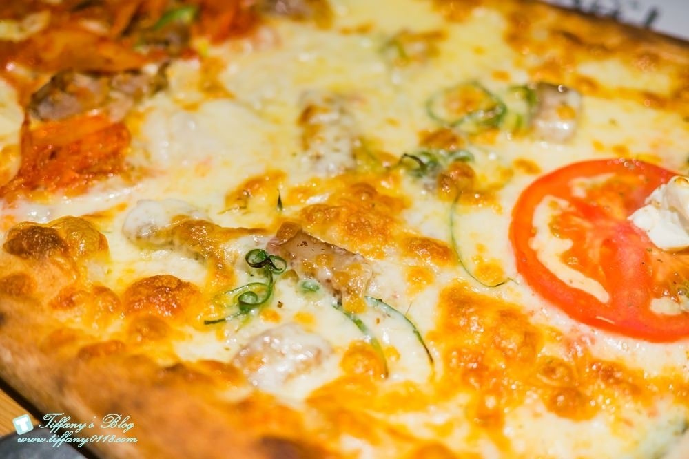 [台中西區美食]披薩工廠-草悟廠/有沙坑的親子餐廳/超豐盛早午餐和比臉大披薩