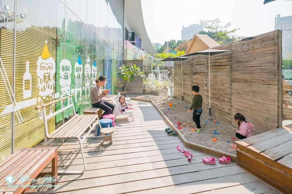 [台中西區美食]披薩工廠-草悟廠/有沙坑的親子餐廳/超豐盛早午餐和比臉大披薩