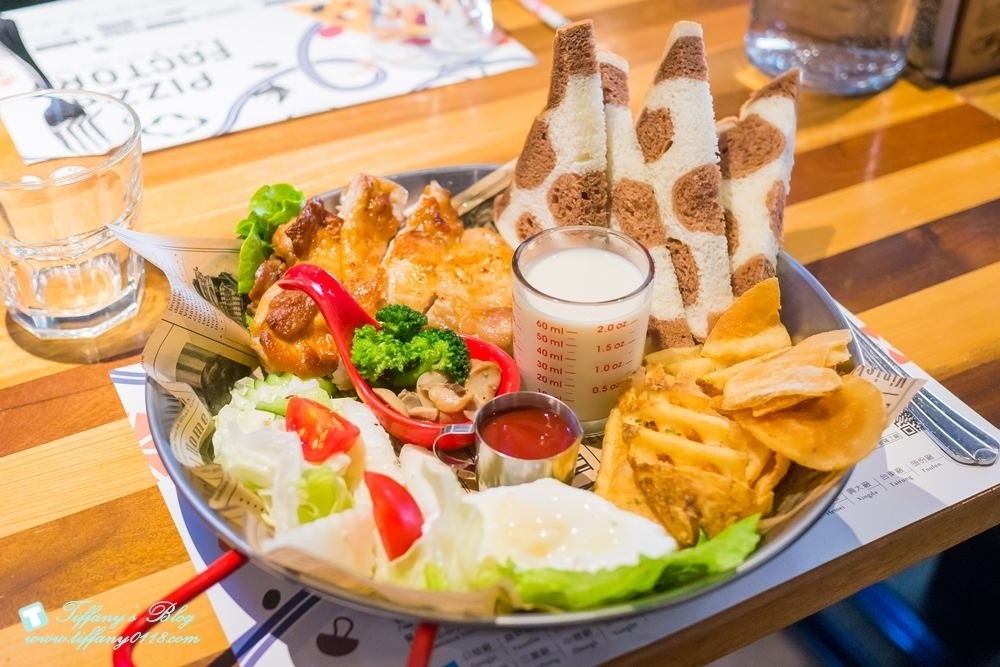 [台中西區美食]披薩工廠-草悟廠/有沙坑的親子餐廳/超豐盛早午餐和比臉大披薩