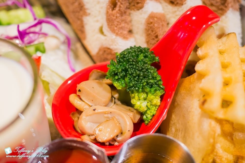 [台中西區美食]披薩工廠-草悟廠/有沙坑的親子餐廳/超豐盛早午餐和比臉大披薩