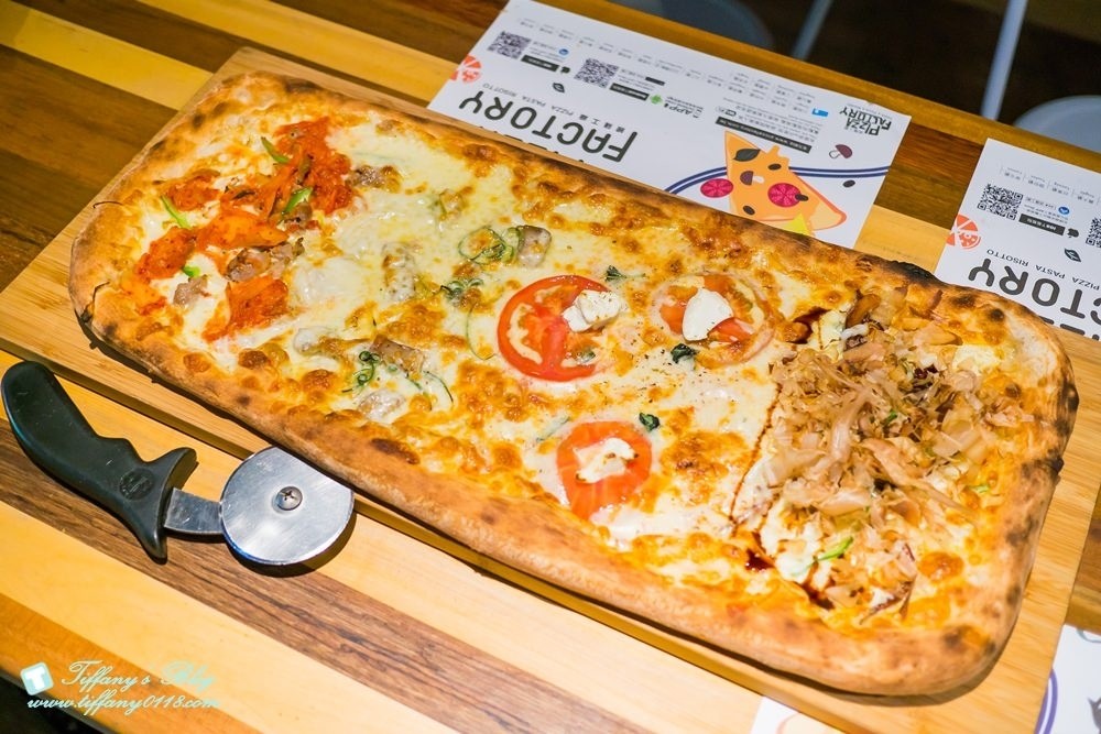 [台中西區美食]披薩工廠-草悟廠/有沙坑的親子餐廳/超豐盛早午餐和比臉大披薩