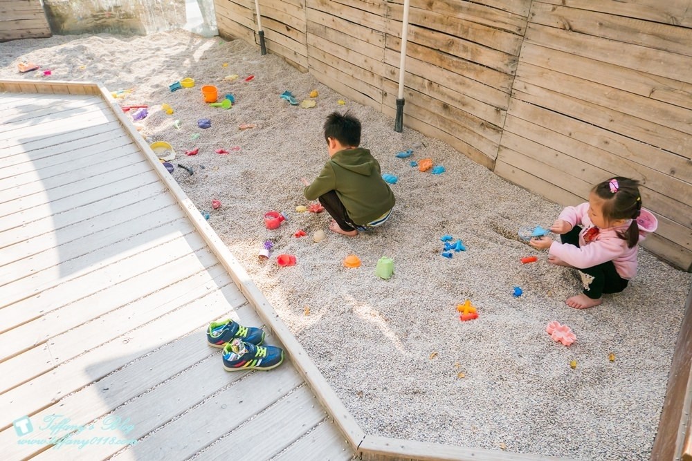 [台中西區美食]披薩工廠-草悟廠/有沙坑的親子餐廳/超豐盛早午餐和比臉大披薩