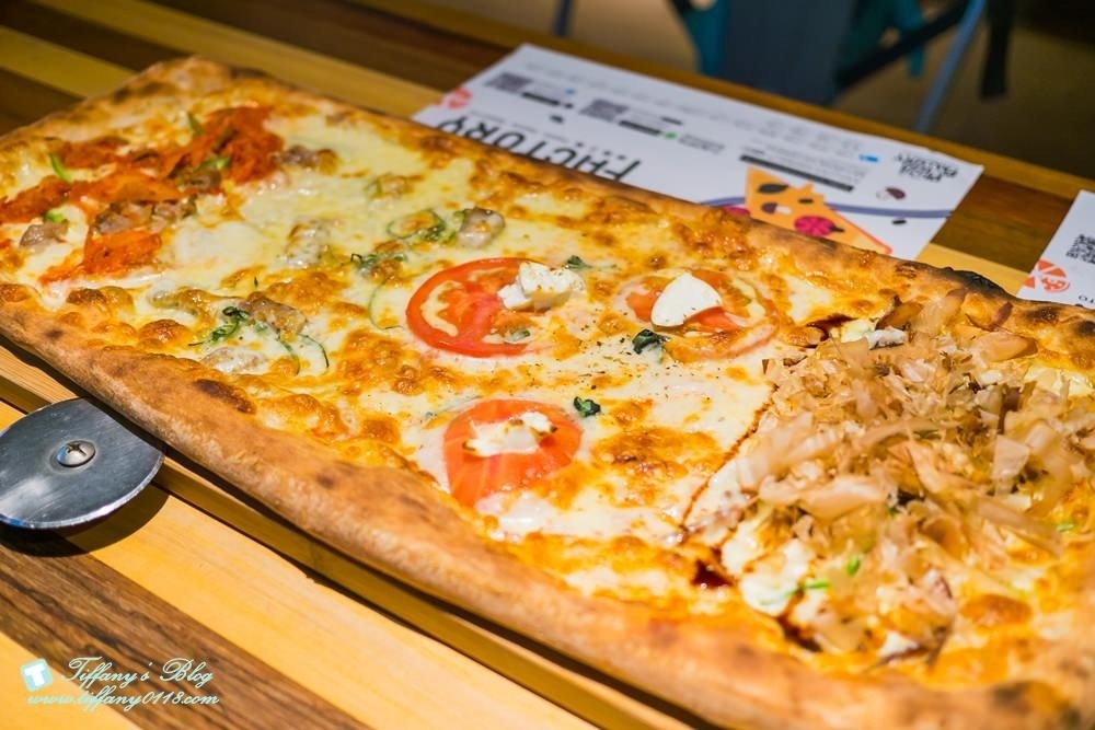 [台中西區美食]披薩工廠-草悟廠/有沙坑的親子餐廳/超豐盛早午餐和比臉大披薩