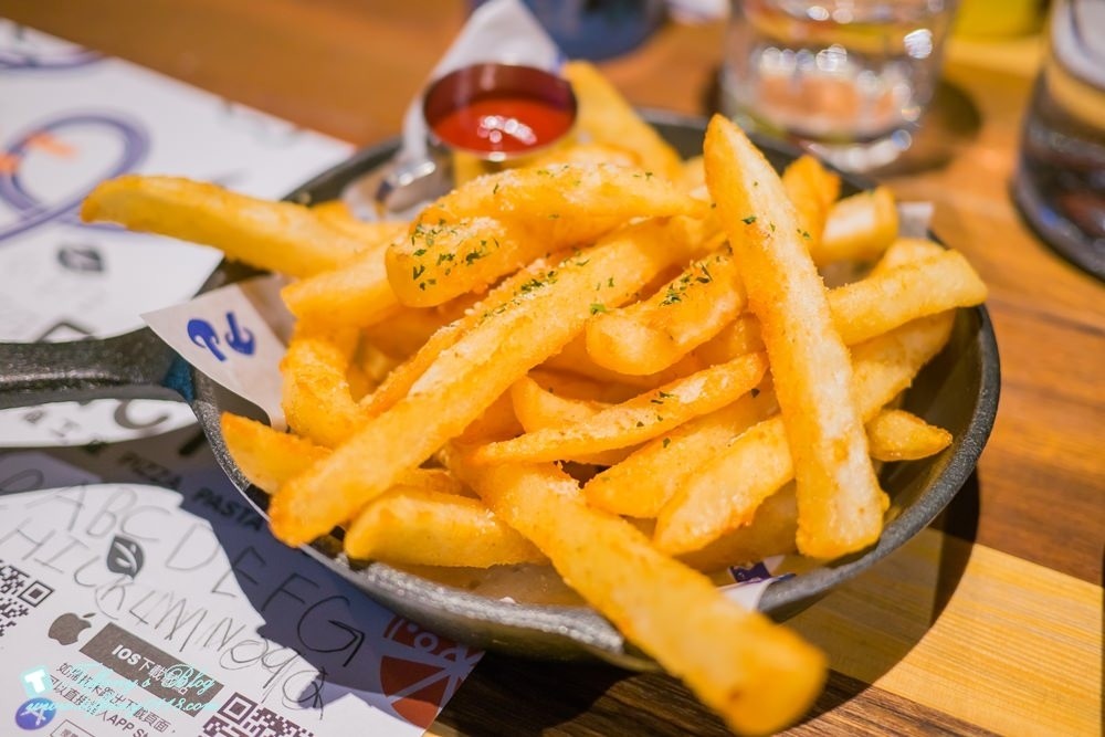 [台中西區美食]披薩工廠-草悟廠/有沙坑的親子餐廳/超豐盛早午餐和比臉大披薩