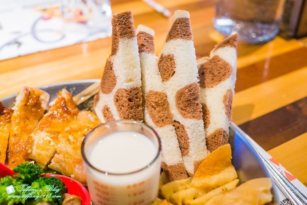 [台中西區美食]披薩工廠-草悟廠/有沙坑的親子餐廳/超豐盛早午餐和比臉大披薩