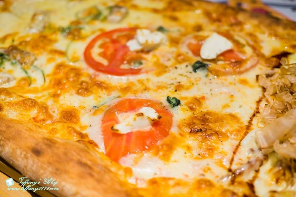 [台中西區美食]披薩工廠-草悟廠/有沙坑的親子餐廳/超豐盛早午餐和比臉大披薩