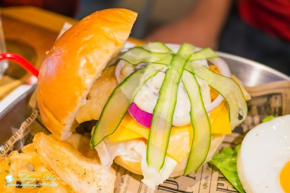 [台中西區美食]披薩工廠-草悟廠/有沙坑的親子餐廳/超豐盛早午餐和比臉大披薩