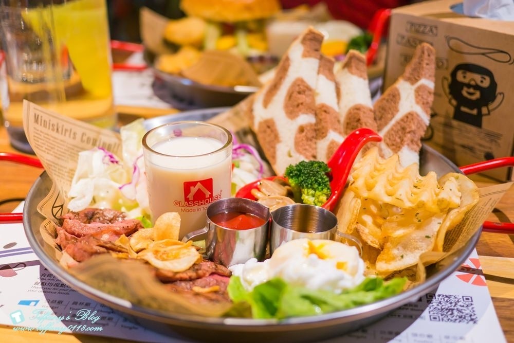 [台中西區美食]披薩工廠-草悟廠/有沙坑的親子餐廳/超豐盛早午餐和比臉大披薩