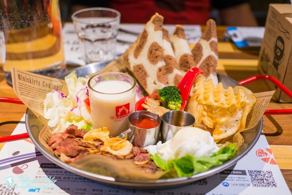 [台中西區美食]披薩工廠-草悟廠/有沙坑的親子餐廳/超豐盛早午餐和比臉大披薩