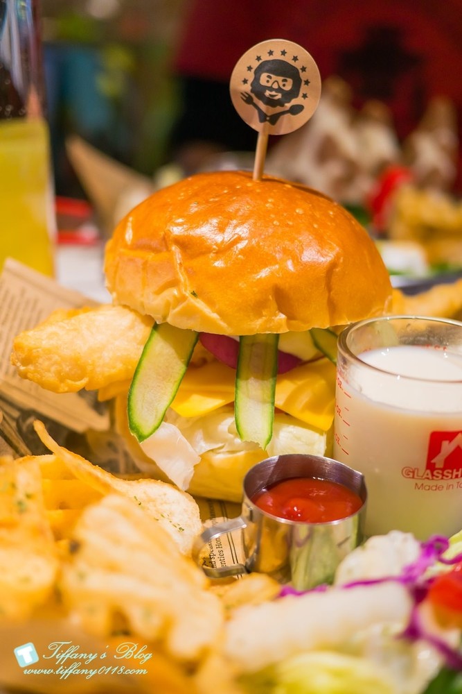 [台中西區美食]披薩工廠-草悟廠/有沙坑的親子餐廳/超豐盛早午餐和比臉大披薩