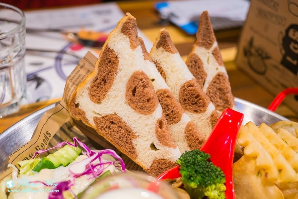 [台中西區美食]披薩工廠-草悟廠/有沙坑的親子餐廳/超豐盛早午餐和比臉大披薩